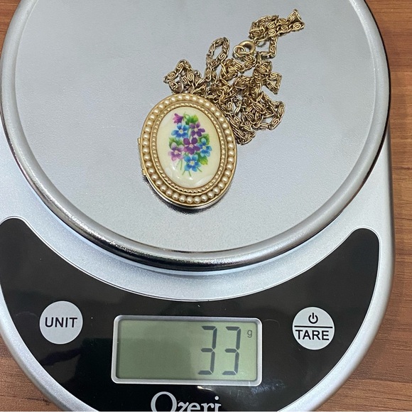 Vintage AVON Gold-tone Oval Floral Faux Pearl Locket Pendant 24” Necklace 33g - Picture 11 of 16